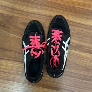 ASICS Stylish Black and white Women's sneaker. Size 7 1/2